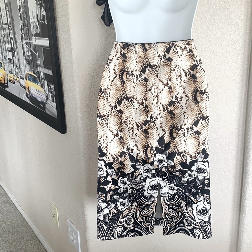 WHITE HOUSE BLACK MARKET WHBM Skirt, black/cream, snake/roses, back zip. 00 - Picture 4 of 17